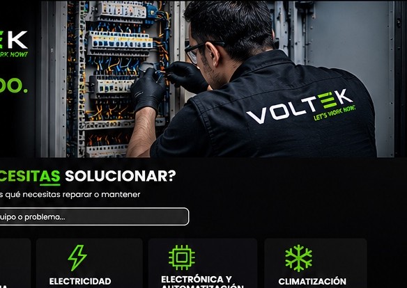 Técnico VOLTEK trabajando en un tablero eléctrico